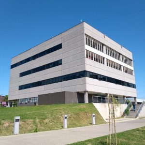 FACHADA_Labocluster-ECyT-UNSAM_vertical